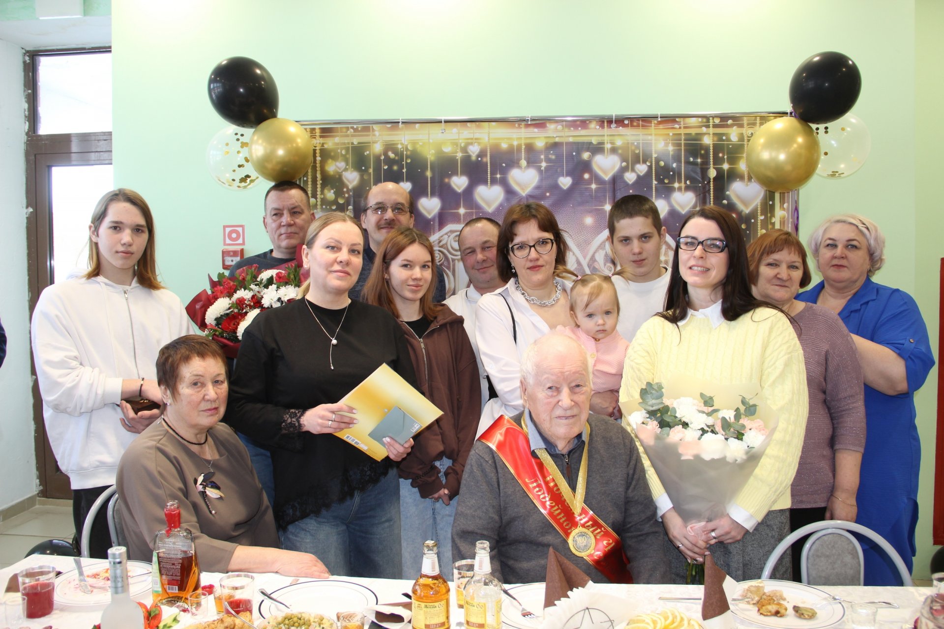 Ветеран войны из Алеховщины Владимир Савельев отметил 100-летний юбилей - У Владимира Николаевича большая и дружная семья: три дочери, пять внуков и пять правнуков.