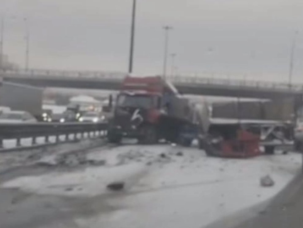 ДТП с грузовиком на КАД у Новосаратовки собрало многокилометровую пробку - Заняты третья и четвертая полосы.