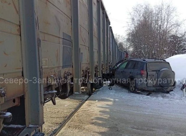 Иномарка выехала на пути перед поездом в Выборгском районе - Удар был по касательной, пострадавших в ЧП нет.