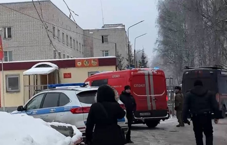 Появились кадры обстановки у здания военной полиции в Сертолово после обрушения - На месте происшествия работают экстренные службы.