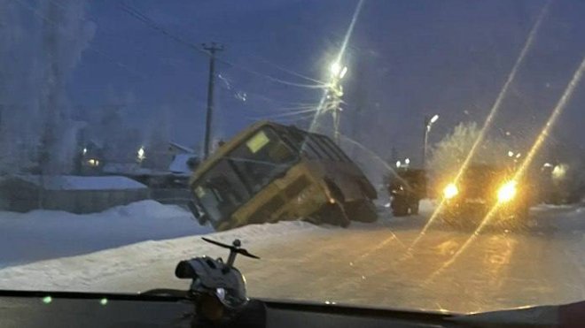 Школьный автобус выехал на обочину и едва не перевернулся в Ломоносовском районе - Дорожное происшествие с участием школьного автобуса произошло утром, 6 февраля.