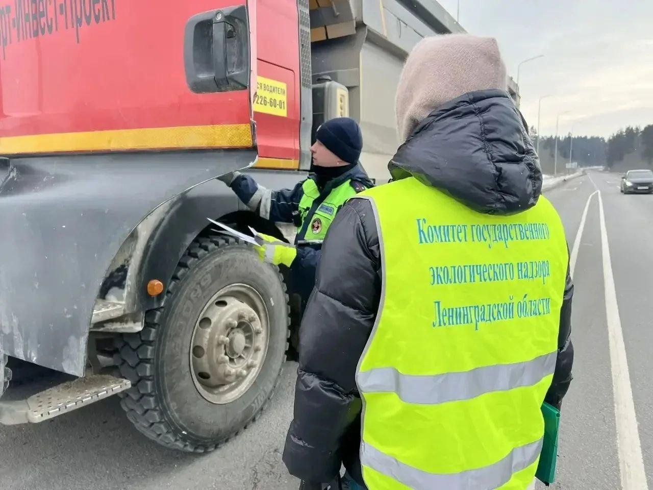 В Кингисеппском районе выявили 15 нарушений при перевозке отходов за сутки - За сутки проверили более 40 грузовиков, перевозящих отходы.