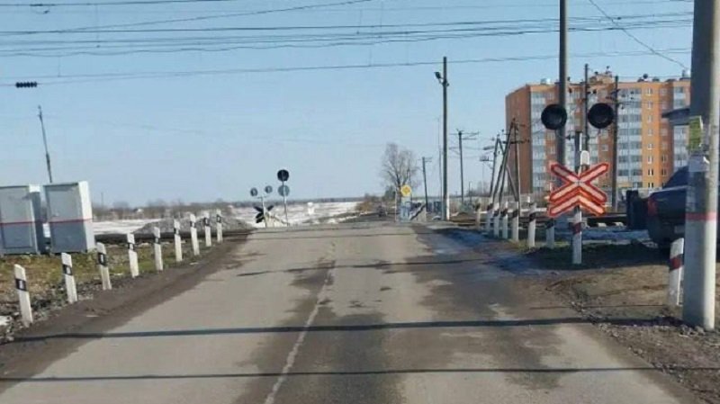Суд обязал установить шлагбаум на переезде в Гатчинском округе - Суд обязал установить шлагбаум и организовать дежурство на железнодорожном переезде станции Антропши