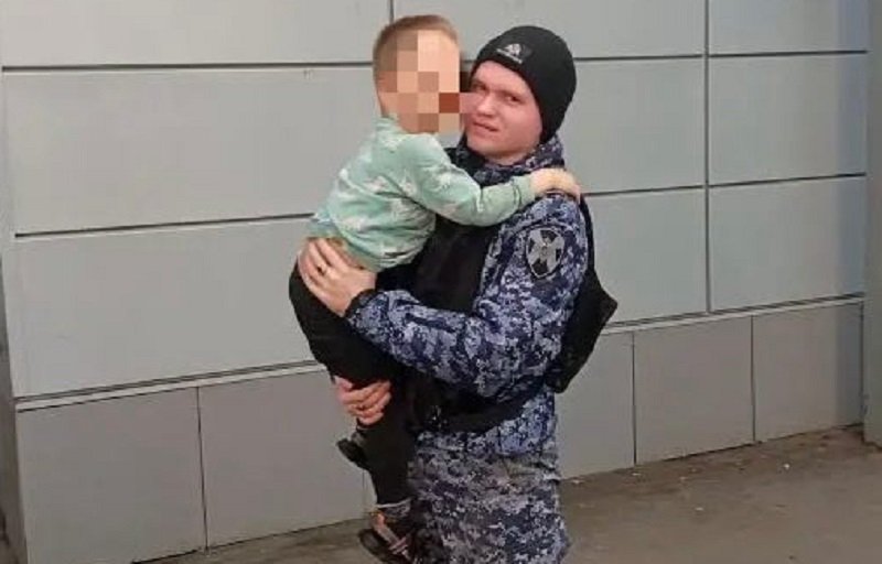 Росгвардейцы нашли четырехлетнего мальчика, ушедшего из дома в Санкт-Петербурге - Четырехлетнего мальчика, самостоятельно ушедшего из дома, разыскали сотрудники Росгвардии во Фрунзен