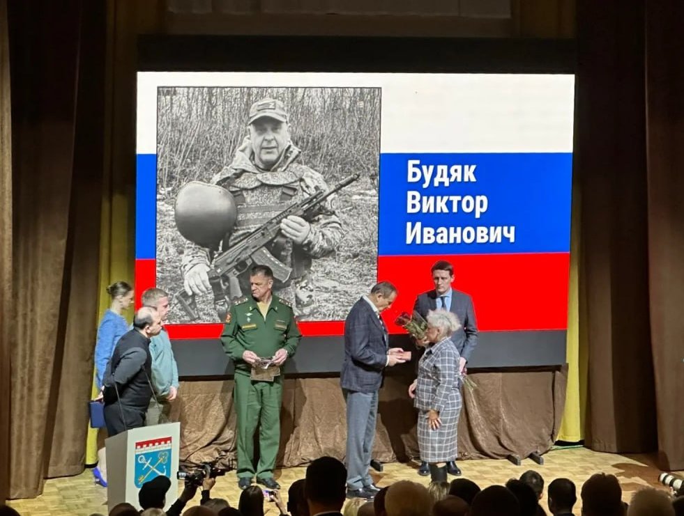 Александр Дрозденко вручил государственные награды героям СВО - Глава 47-го региона провел церемонию вручения наград военнослужащим, отличившимся в зоне СВО.