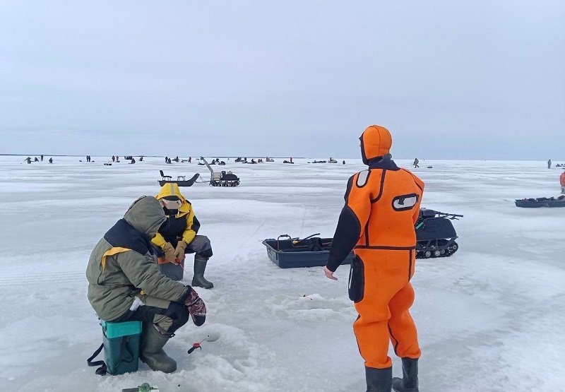 Спасатели выдворили рыбаков с непрочного льда водоемов Ленобласти - Мониторинг ледовой обстановки провели сотрудники Аварийно-спасательной службы Ленинградской области.