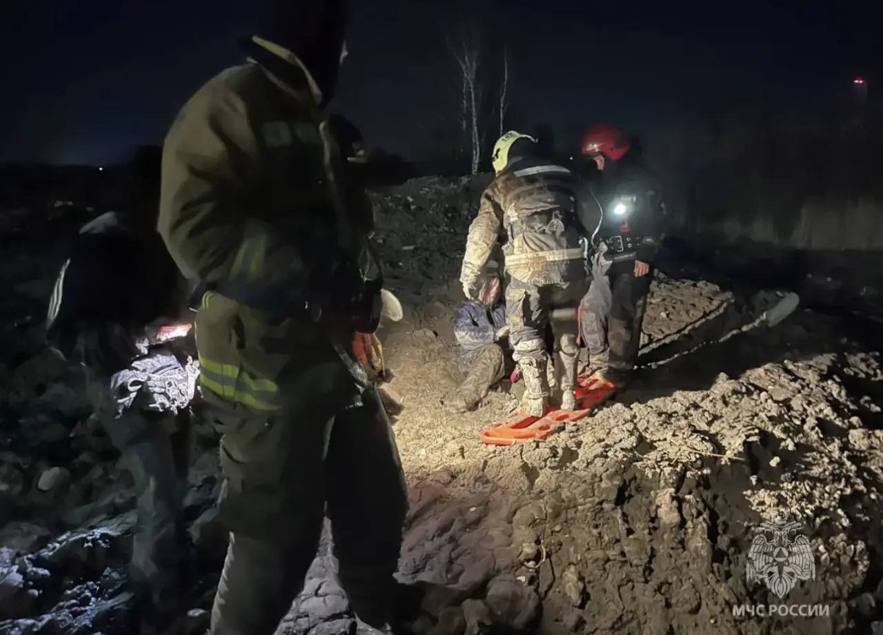Спасатели вытащили двух девочек из канавы в Мурино - Они увязли в канаве в районе стройки.