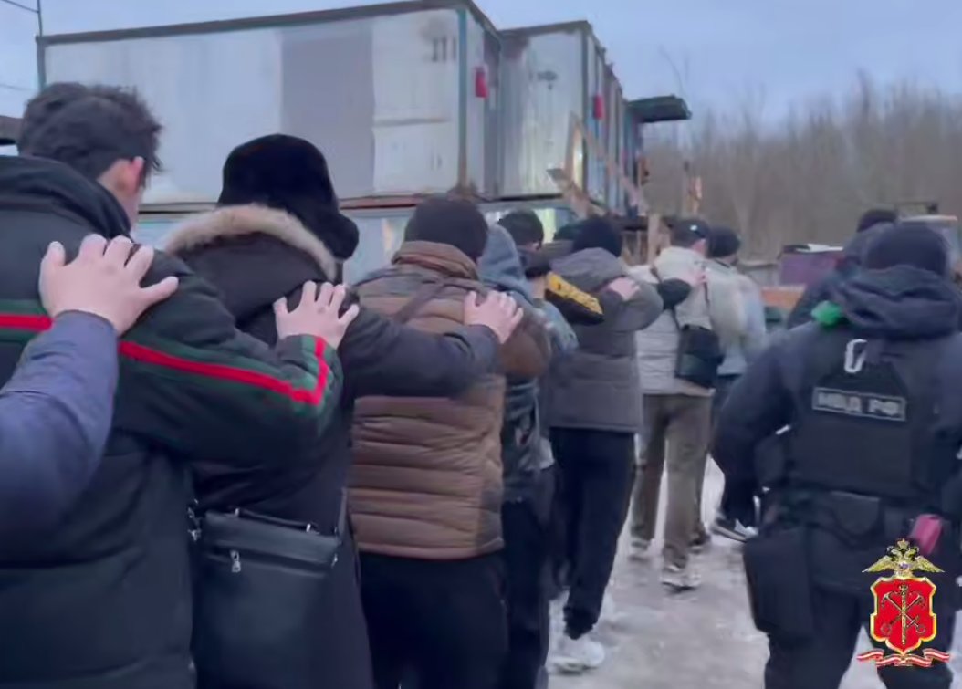 ФСО и ОМОН нагрянули на стройплощадку в Ломоносовском районе - Правоохранительные органы провели рейд в поисках нелегальных мигрантов на крупной строительной площа