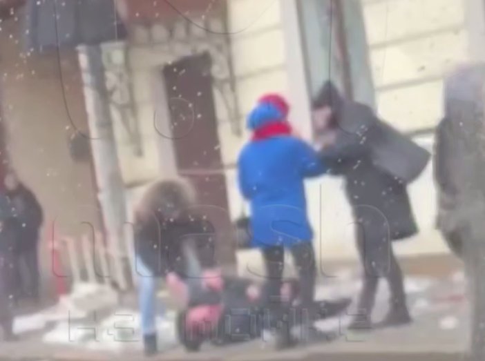 Житель Петербурга получил тяжелые травмы после падения льда с крыши - Глыба льда угодила прямиком на голову мужчине. Он госпитализирован.