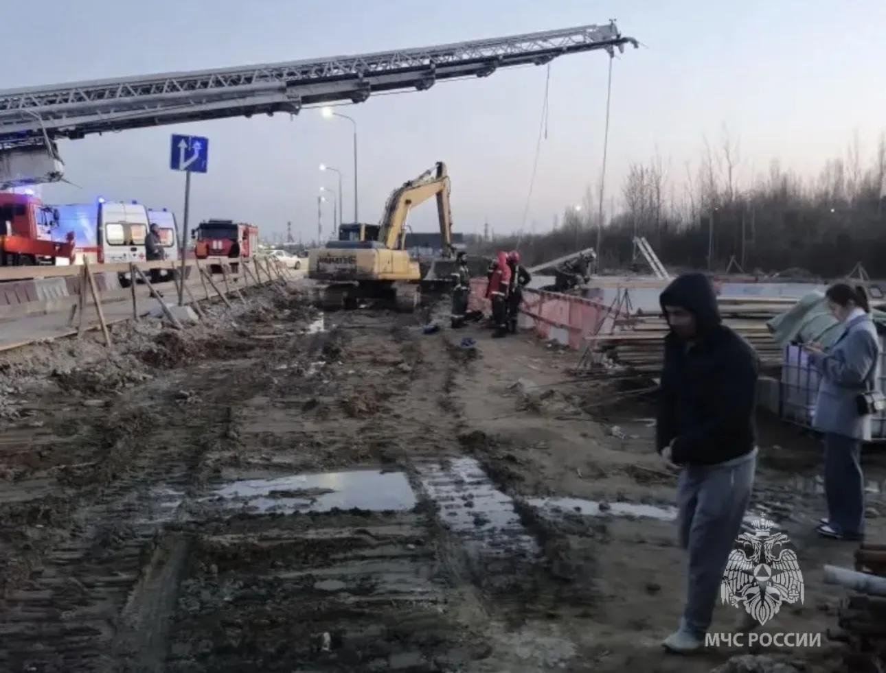 Двое рабочих упали в 10-метровый резервуар на стройплощадке в Кудрово - Пострадавших госпитализировали в больницу Всеволожска.