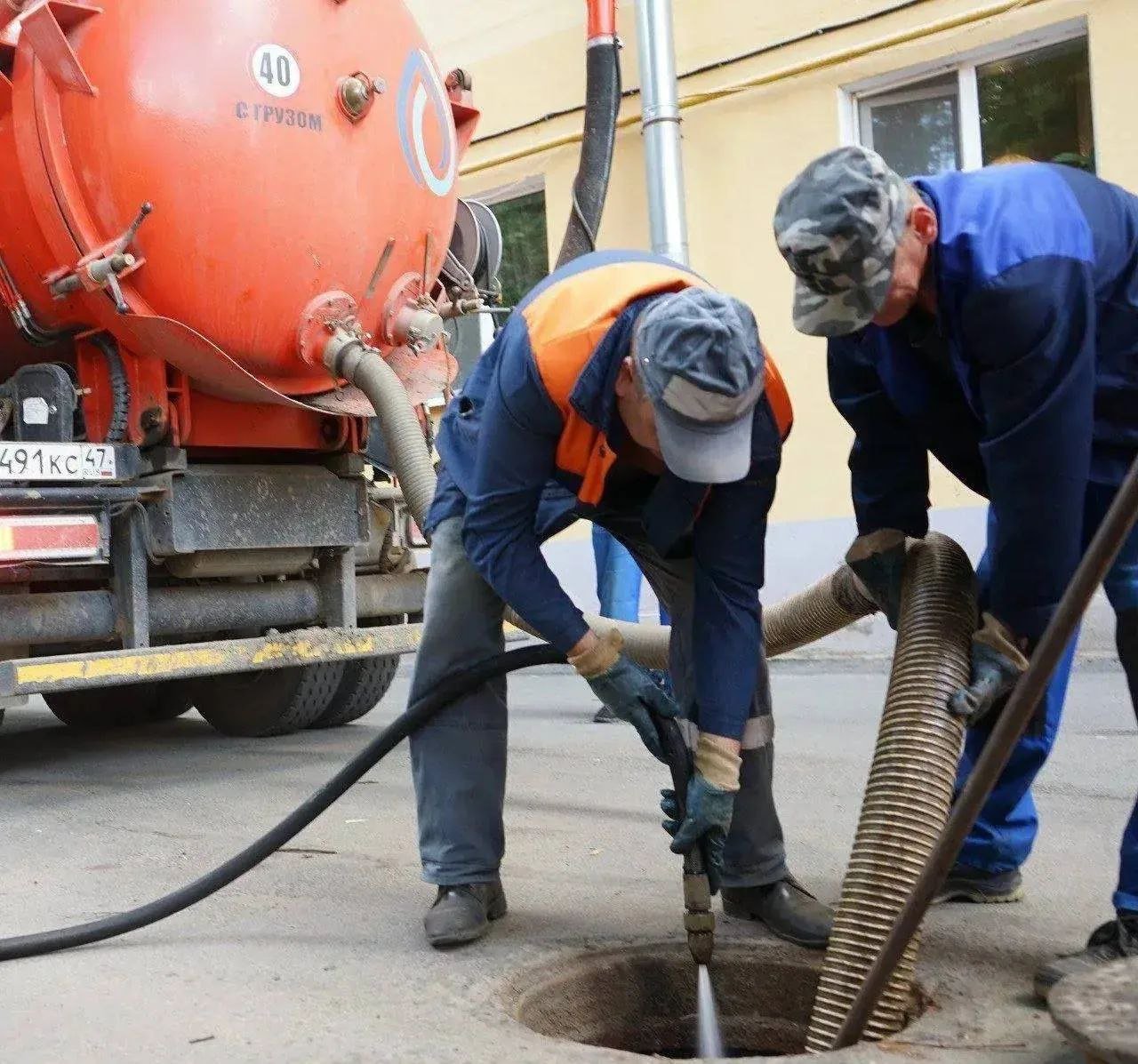 Коммунальщикам в Ленобласти велено в ускоренном порядке вывезти снег и очистить ливневки