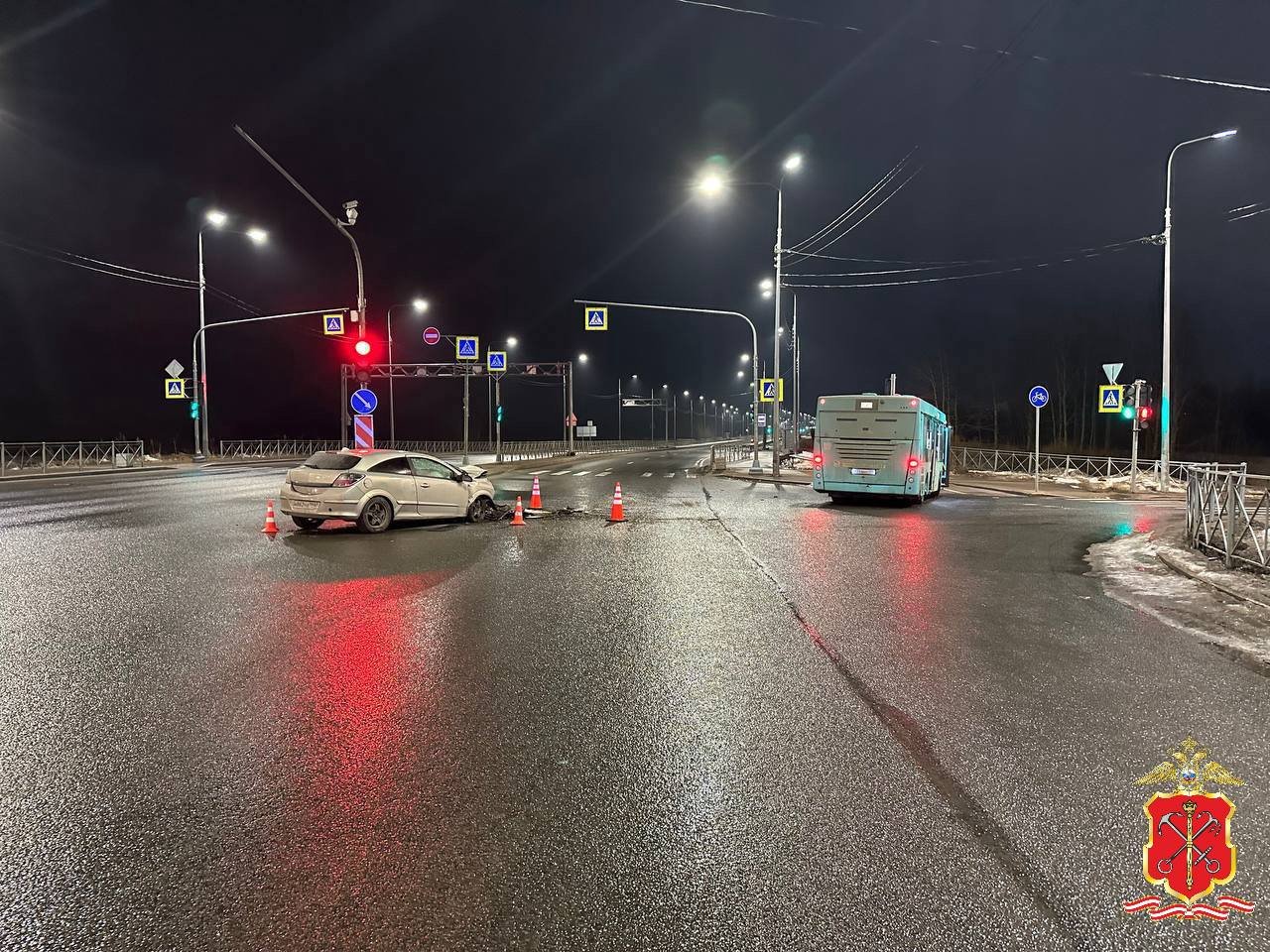 Уголовное дело возбудили после смертельного ДТП с участием автобуса в Колпино - 57-летний водитель автобуса при развороте на зеленый сигнал светофора не уступил дорогу встречному а