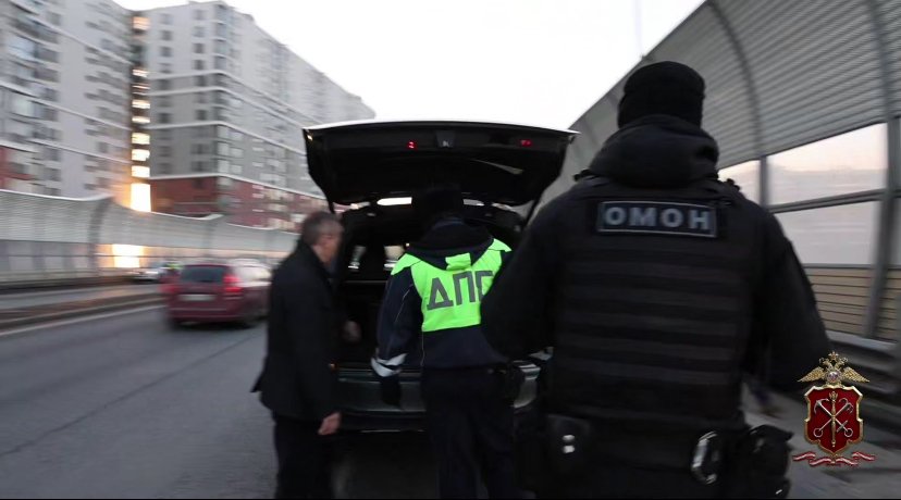 На транспортной магистрали Васильевского острова прошла тотальная полицейская проверка - Всего было остановлено около 470 автомобилей, проверено более 360 человек, в том числе 56 иностранны