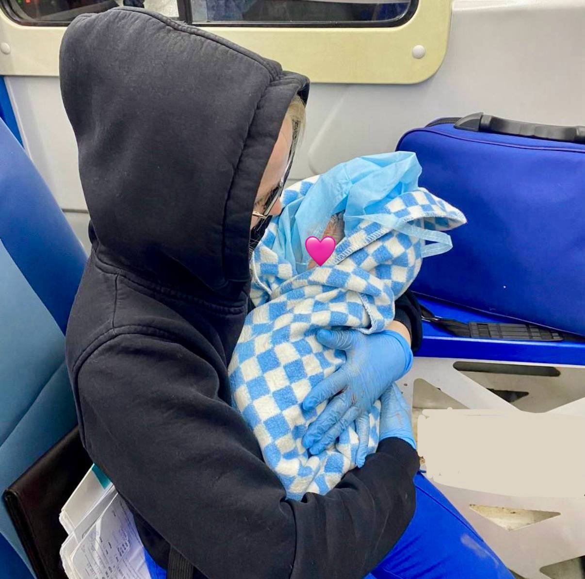 Во Всеволожском районе медики приняли роды прямо в машине скорой помощи - Для этой бригады медиков это был первый подобный опыт в их практике.