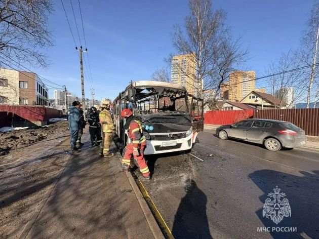 В Мурино сгорел рейсовый автобус - Пассажиров в автобусе в момент происшествия не было, пострадавших нет.