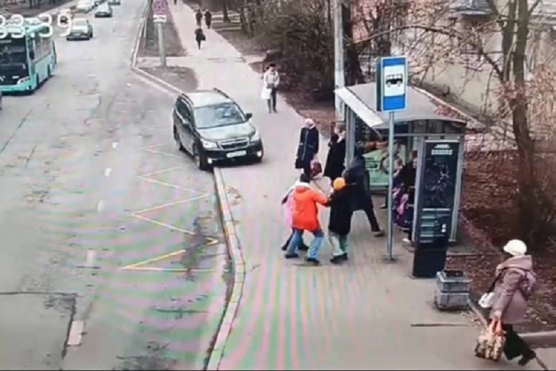 Иномарка снесла мать с детьми в Петербурге. Девочкам сегодня исполнилось 10 лет - Водитель выехал на тротуар и сбил пешеходов в Пушкине 19 марта около 14:30. В больницу с тяжелыми тр