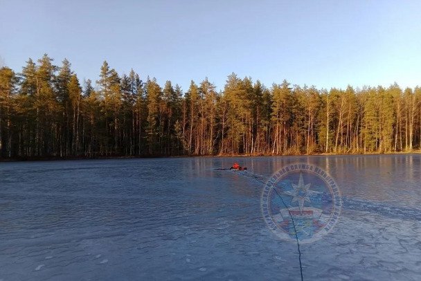 В Приозерском районе рыбак провалился под лед, спасти его не удалось - Его тело доставили на берег и педали полиции.