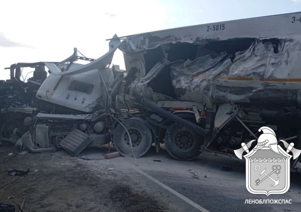 Один человек погиб в серьезном ДТП в Тосненском районе - Авария между двумя большегрузами и легковым авто произошла на трассе А-120.