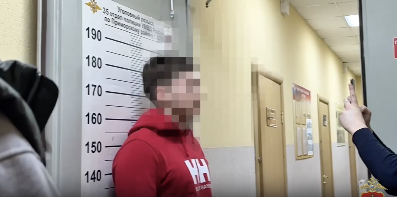 Ранее пропавшего 17-летнего подростка из Янино отправили под домашний арест - Он обвиняется по уголовному делу о мошенничестве. Вину подросток не признал.