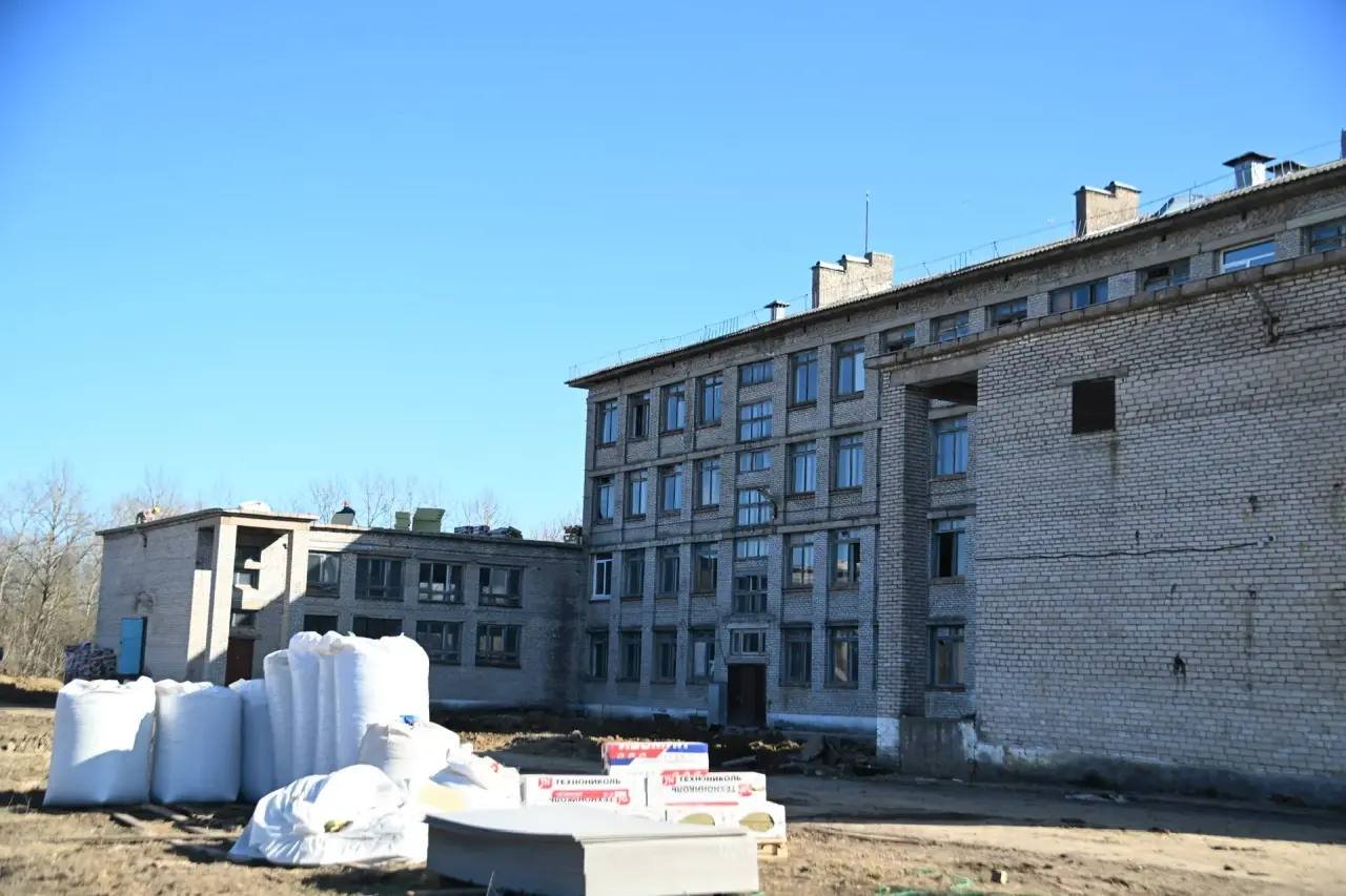 Ивангородскую школу №2 ждет реконструкция - Подрядчик приступил к реконструкции образовательного учреждения на улице Пасторова.