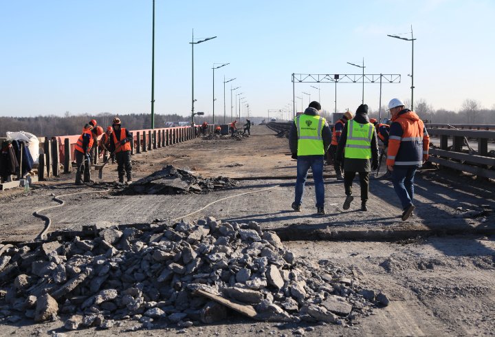 На Ладожском мосту проверили ход ремонтных работ - Специалисты совершили обход сооружения, оценили объем и качество уже выполненных работ, а также собл