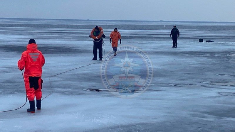 Спасатели спасли рыбаков со льда Ладожского озера - Рыбаки оказались на оторвавшейся льдине в акватории Ладожского озера и не смогли самостоятельно верн