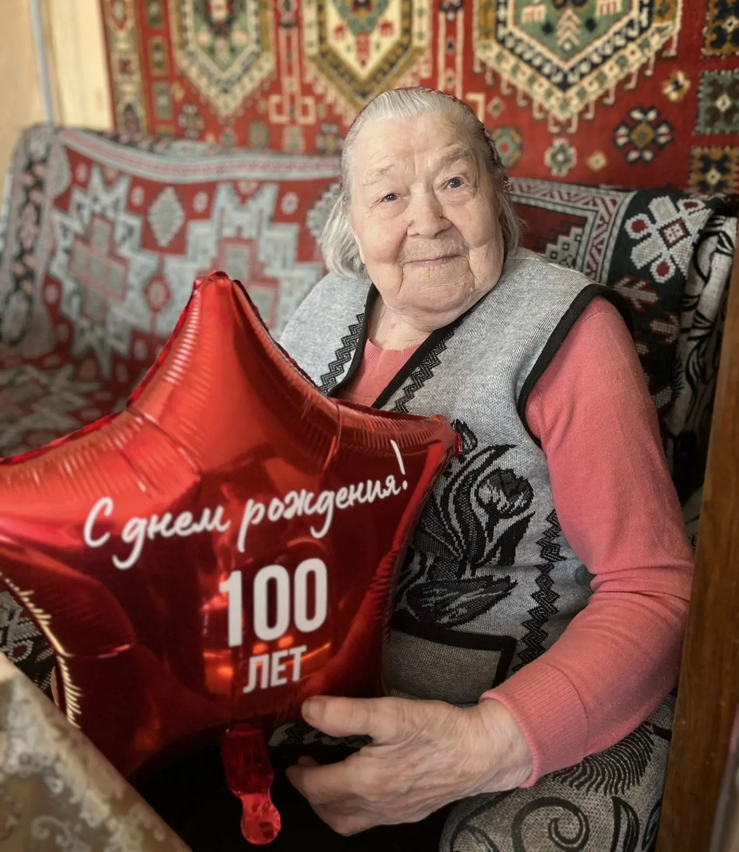 Жительница Вырицы Валентина Безрукова отметила столетний юбилей - В годы войны она трудилась на распиловке леса, участвовала в строительстве аэродрома и восстановлени