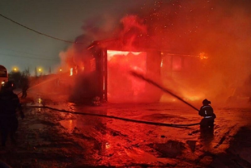 Человек погиб при пожаре на заводе в Тосненском районе - Пожар произошел на территории Завода имени Калинина в городе Никольское Тосненского района вечером 8