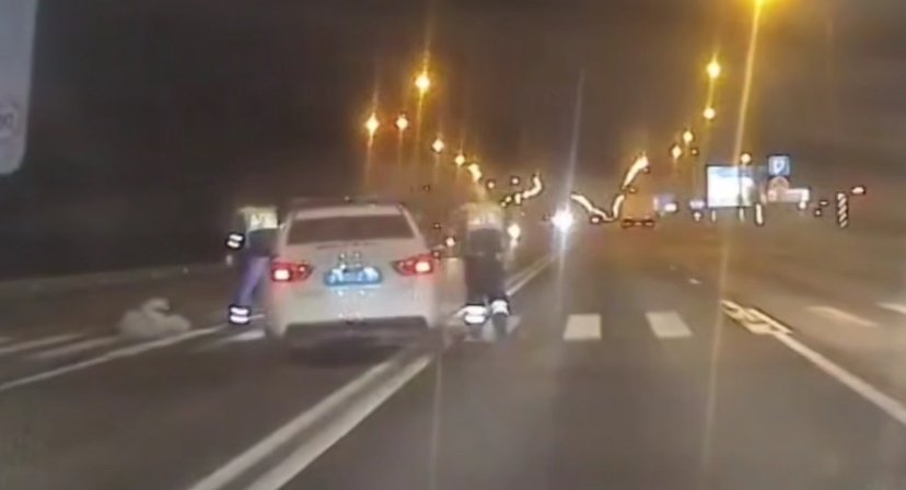 Машина ДПС сбила женщину с ребенком в поселке Ушаки - Подробности устанавливаются.