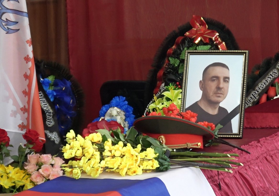 Подпорожский район проводил в последний путь бойца СВО - У мужчины остались жена и четверо детей.