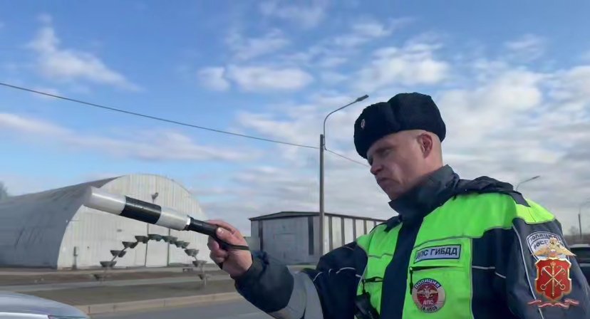 Полиция задержала 17 водителей-мигрантов в ходе рейда в Петербурге - Один водитель управлял автомобилем без прав, его машина изъята и эвакуирована на спецстоянку.
