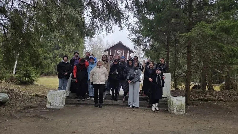 Комитет по здравоохранению провел субботник в парке «Свирская Победа» - Сотрудники вышли на весеннюю уборку и навели порядок в Мемориальном парке в Лодейнопольском районе.
