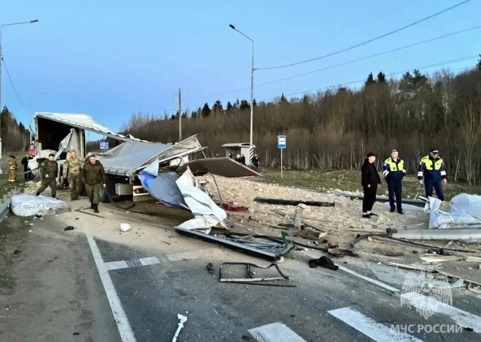 Число пострадавших в аварии между фурой и автобусом под Гатчиной выросло до 20 человек - Пять из них находятся в тяжелом состоянии, еще один пассажир скончался. Возбуждено уголовное дело.