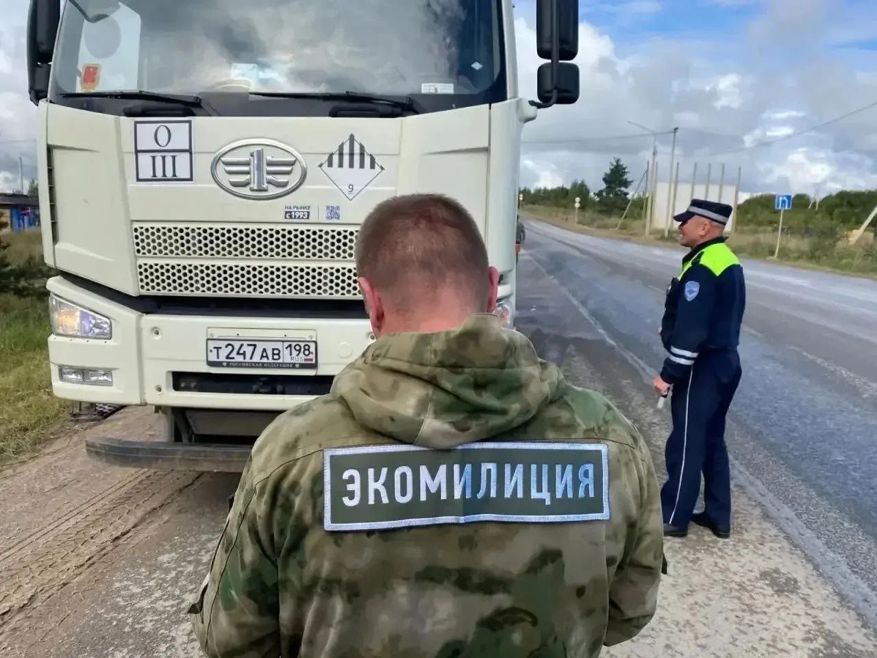 Ситуация с мусором на дорогах у КПО «Кингисепп» находится на контроле у главы Ленобласти - Александр Дрозденко поручил навести порядок с мусором на дорогах у КПО «Кингисепп».