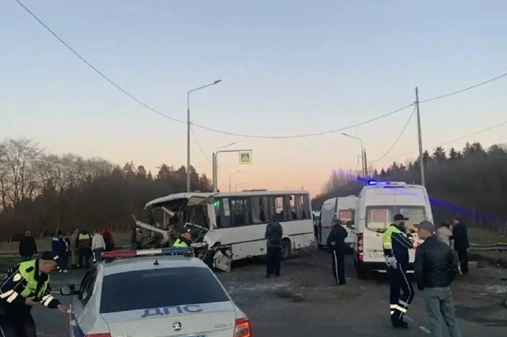 Семерым пострадавшим в ДТП под Гатчиной провели операции — КП - В общей сложности медики провели в операционной порядка восьми часов.