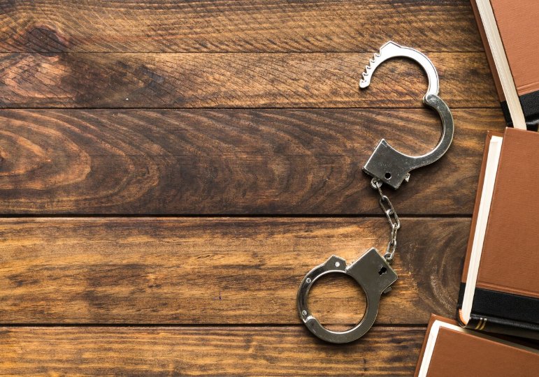 В Ленобласти мигранту грозит срок за попытку дачи взятки полицейскому - Иностранец нарушил миграционное законодательство и пытался откупиться от сотрудника правоохранительн
