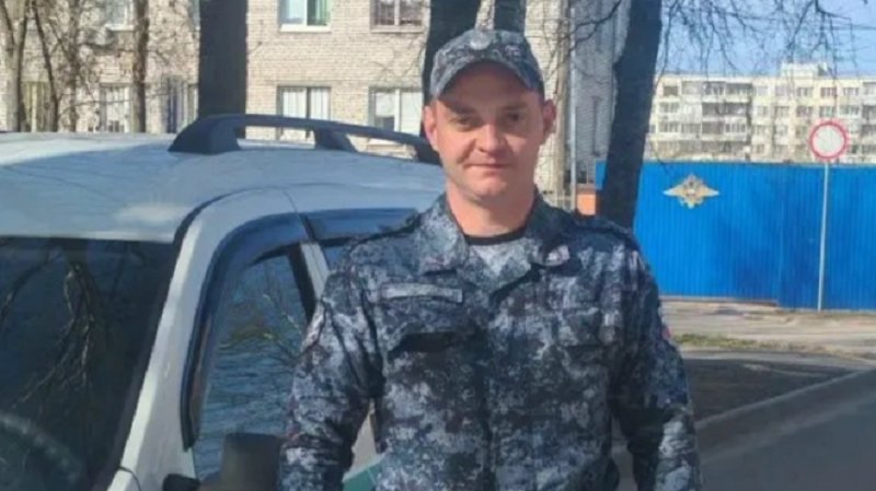 Пристав спас мужчину с приступом эпилепсии в Тихвине - Приступ эпилепсии случился у мужчины на пешеходном переходе в Тихвине. Он упал на дорогу прямо перед