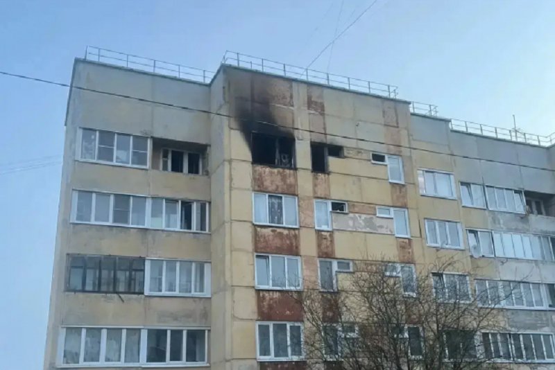 Женщина погибла при пожаре в квартире в Ломоносовском районе - По данным МЧС, возгорание произошло в двухкомнатной квартире на последнем этаже пятиэтажного дома. В
