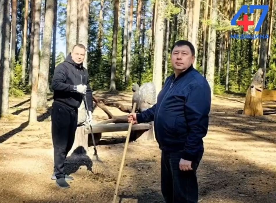 Комитет по здравоохранению провел субботник в Подпорожье - Сотрудники Комитета по здравоохранению Ленобласти и Подпорожской больницы привели в порядок территор