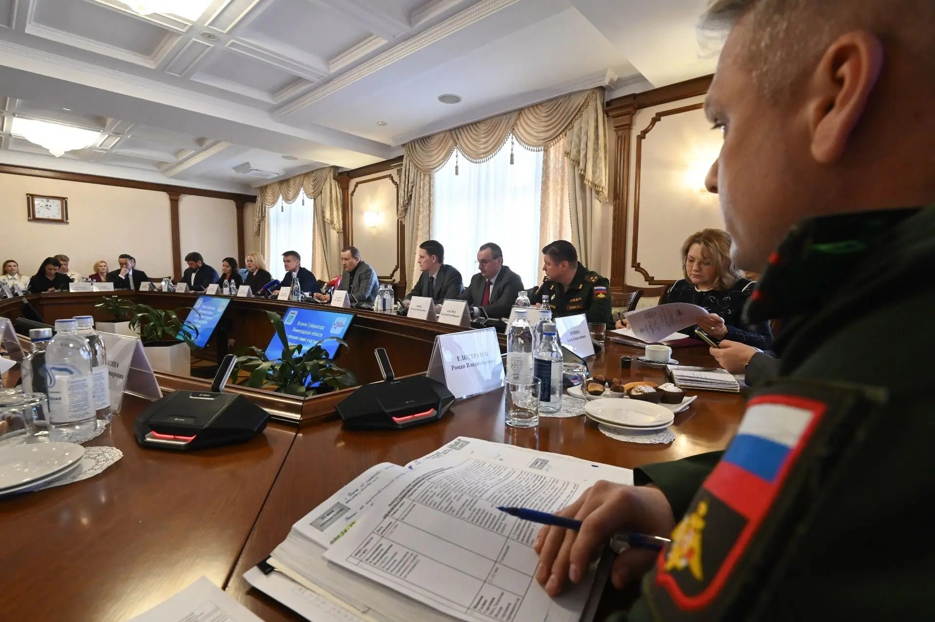 Глава Ленобласти внимательно, без спешки выслушал близких защитников - Сегодня, 10 апреля, Александр Дрозденко в здании правительства встретился с близкими участников СВО.