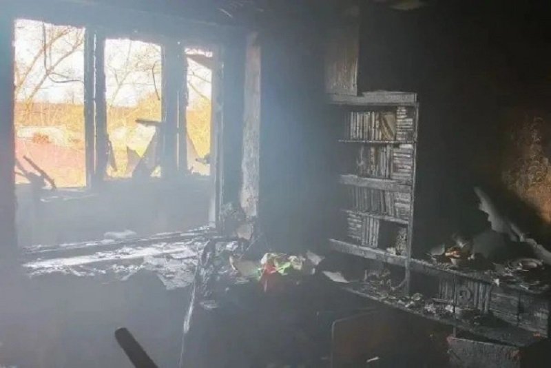 Пенсионер пострадал при пожаре в Кировском районе - Пожар охватил двухкомнатную квартиру на последнем этаже пятиэтажного дома по Советскому переулку в Ш
