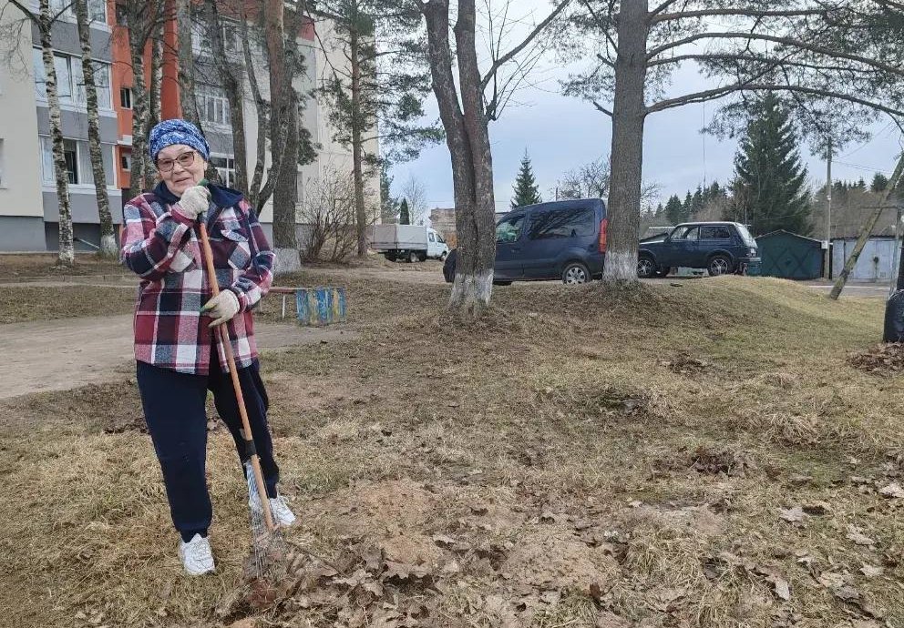 Сезон субботников стартовал в Ленинградской области - Одними из первых на весеннюю уборку в этом году вышли жители Вындиноостровского поселения в Волховск