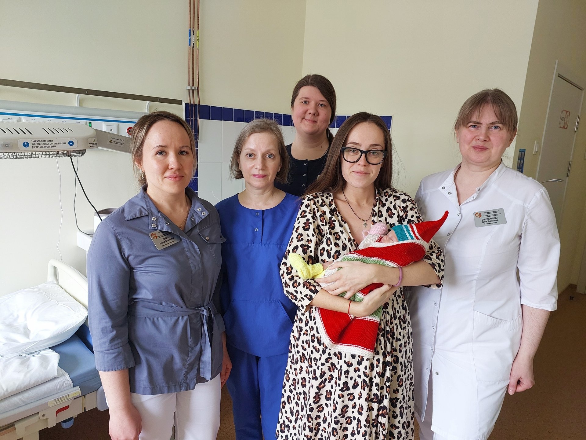 Неонатологи Ленинградского перинатального центра выходили младенца, который не мог дышать самостоятельно - Малышка Валерия родилась на 33 неделе и прошла через реанимацию, но сейчас она вместе с мамой и идет