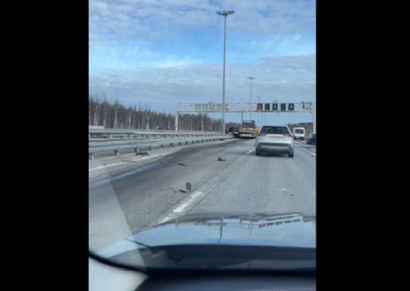 Фура протащила автомобиль по ЗСД и впечатала его в барьерное ограждение - Фура Mercedes впечатала легковой автомобиль в барьерное ограждение на ЗСД в Санкт-Петербурге после т