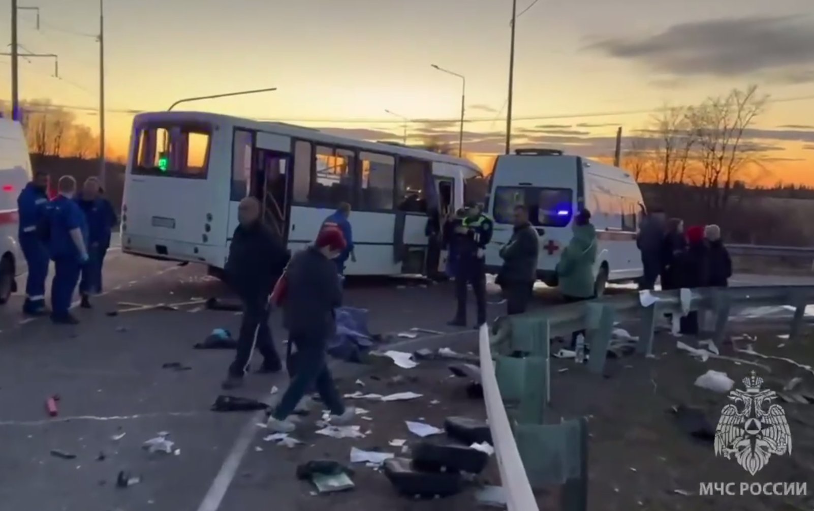 Количество пострадавших в аварии под Гатчиной выросло до 25 человек - Еще двое в результате ДТП погибли, сообщает региональное управление МЧС.