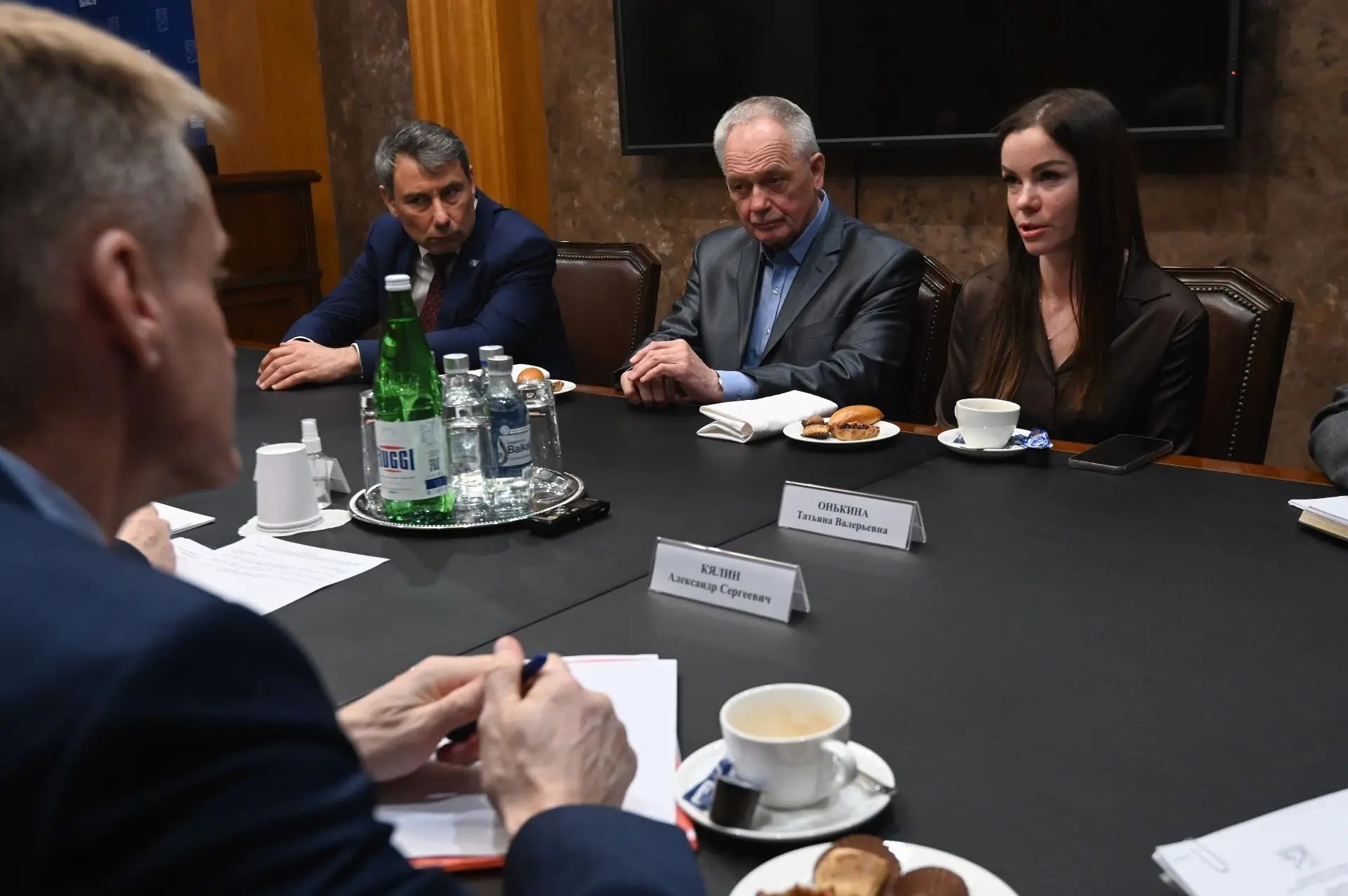 Александр Дрозденко встретился с семьёй Героя Российской Федерации Андрея Онькина - Правительство Ленобласти поможет семье героя с подключением дома к газу, с поступлением ребёнка в Су