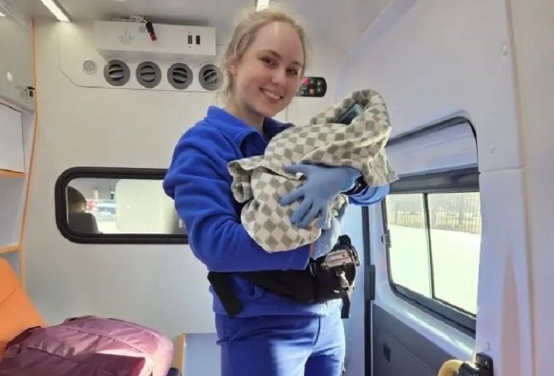 Медики приняли роды в машине скорой помощи во Всеволожском районе. Это второй случай за две недели - Медики спасли мать и новорожденную девочку, приняв роды прямо в машине скорой помощи во Всеволожском