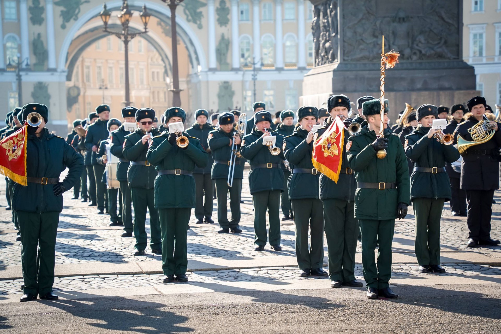 На Дворцовой площади прошла первая репетиция к Параду Победы - В Петербурге на Дворцовой площади состоялась первая репетиция оркестра к Параду Победы.