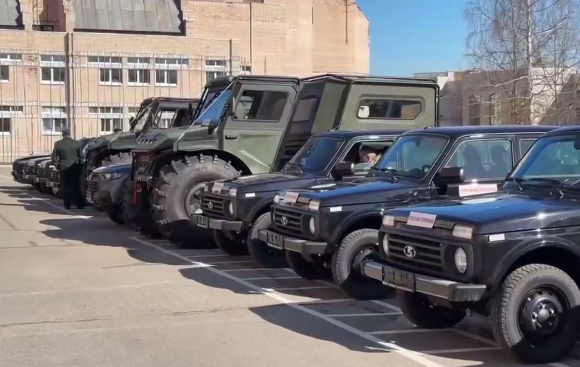 Лесничества Ленинградской области получили новый автотранспорт - Автопарк лесных инспекторов пополнился новыми автомобилями, вездеходами и пожранными автоцистернами.