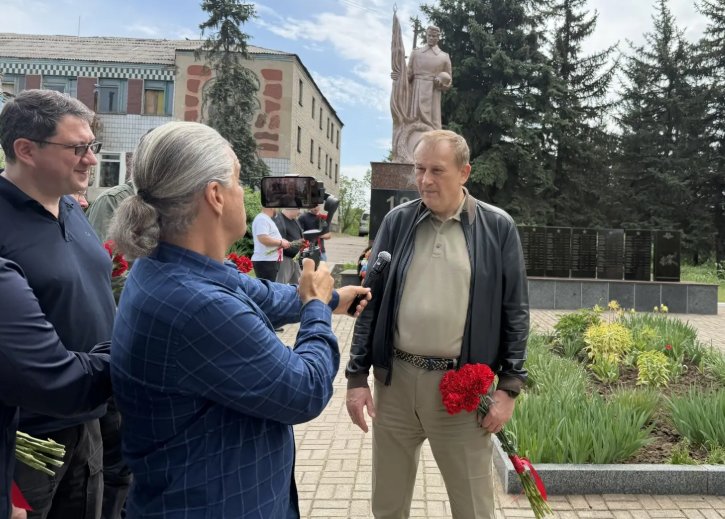 Губернатор Ленобласти возложил цветы к братскому захоронению в Ольховатке в ДНР - Ранее монумент был восстановлен ленинградскими специалистами.